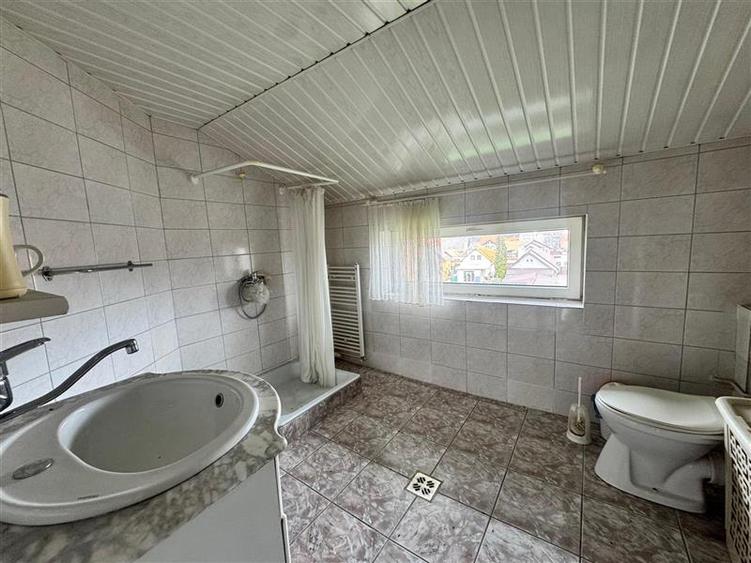 Casă individuală cu 4 camere cu Canalizare în Central