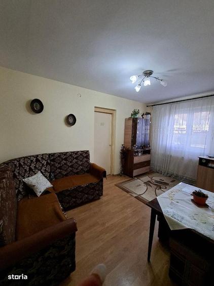 Apartament cu 3 camere semidecomandat în Cristian