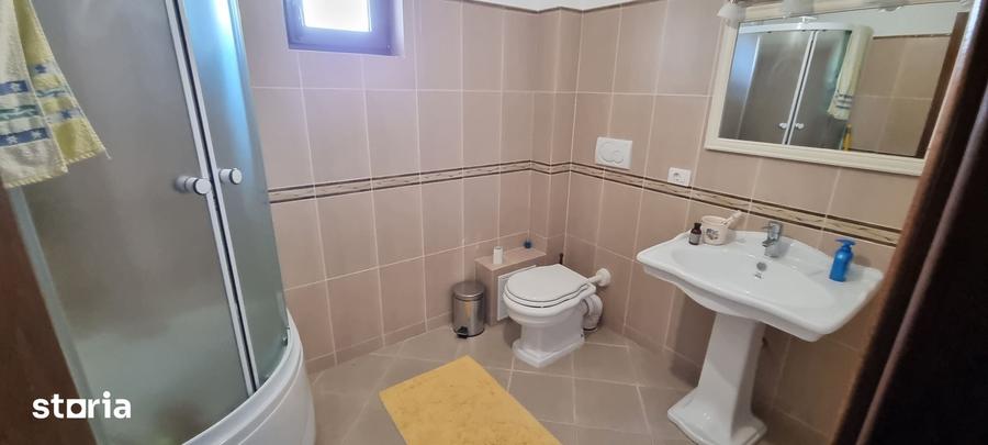 Casă cu 5 camere cu Teren 2000 Mp în Central