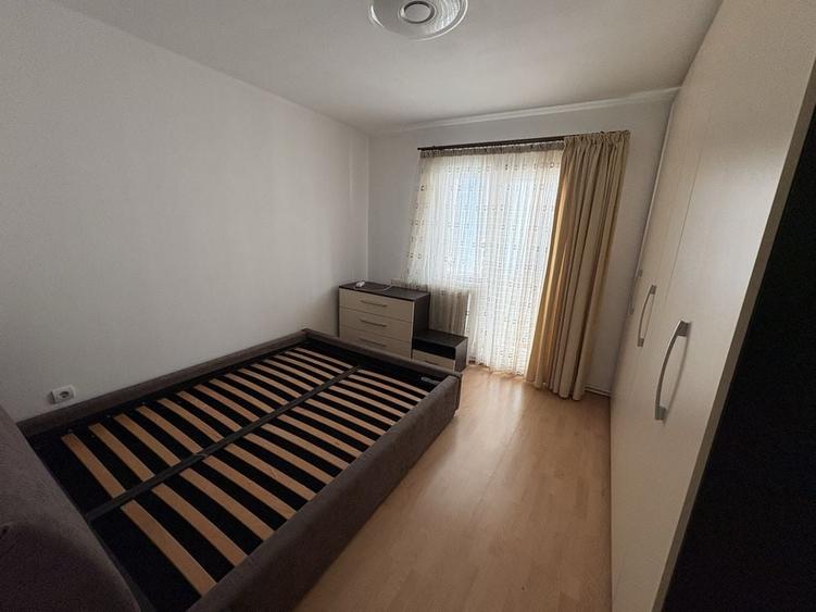 Apartament cu 4 camere decomandat în Plopilor