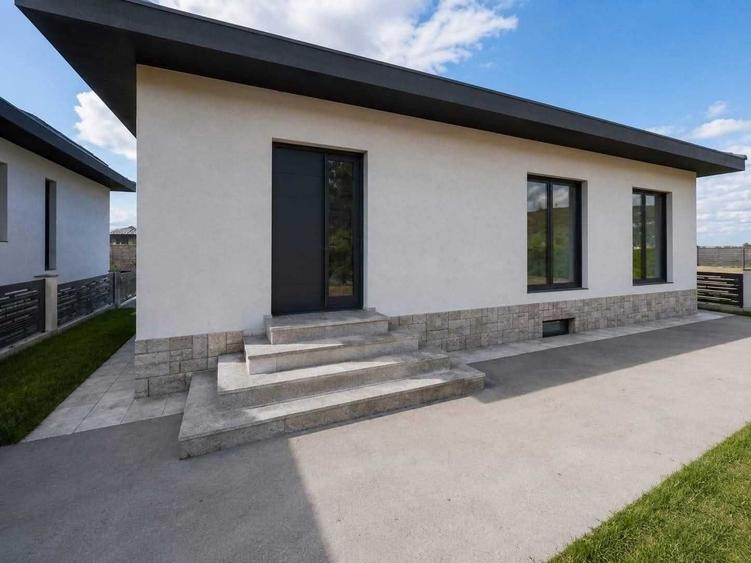 Casă cu 4 camere în Exterior Vest