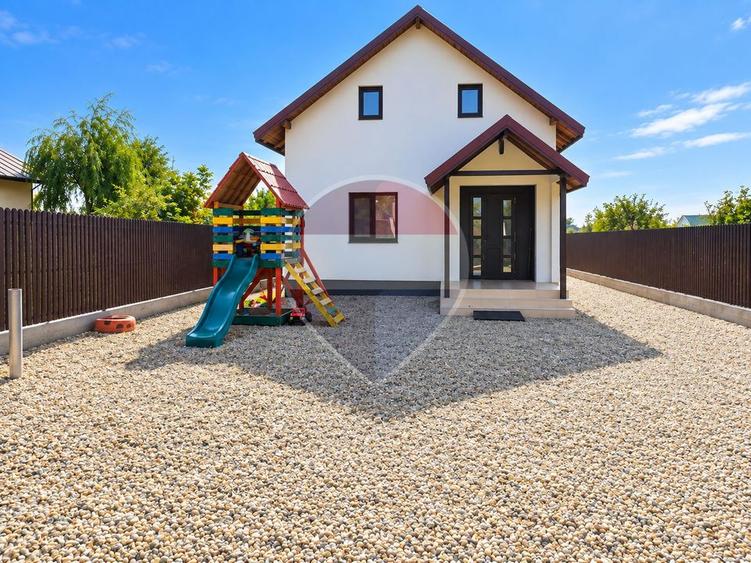 Casă individuală cu 4 camere cu Teren 3600 Mp în Hobaia