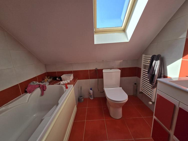 Apartament cu 4 camere semidecomandat în Florești