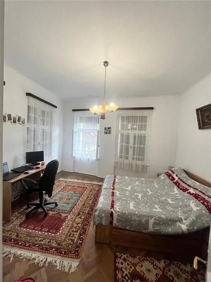 Casă individuală cu 5 camere cu Canalizare în Schei