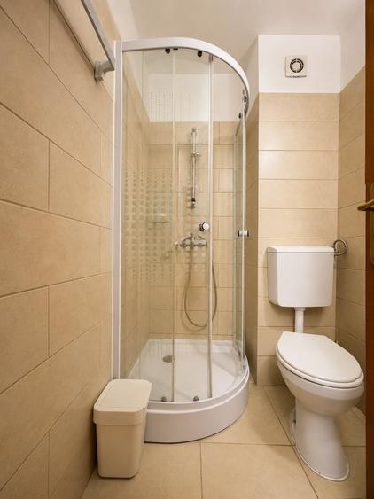 Casă individuală cu 16 camere cu Canalizare în Central