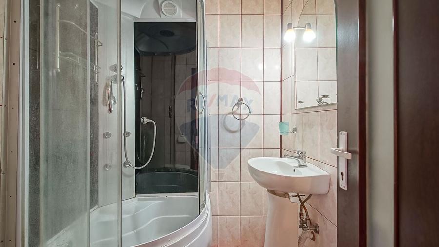 Casă individuală cu 12 camere cu Canalizare în Astra