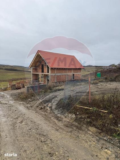 Casă cu 4 camere cu Teren 800 Mp în Jucu