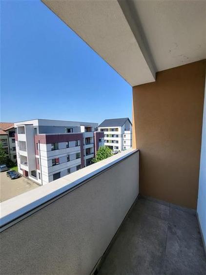 Apartament cu 5 camere decomandat în Dumbrăvița