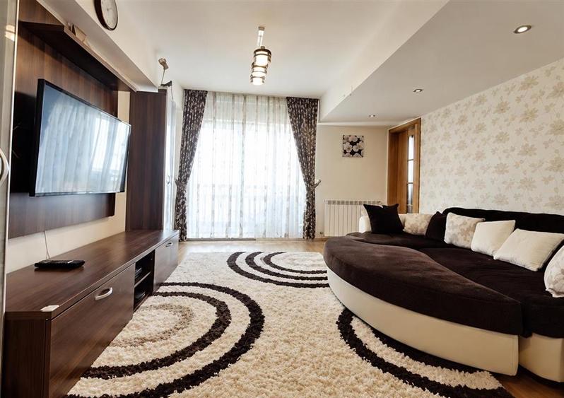 Apartament cu 3 camere decomandat, mobilat în Calea Poplăcii