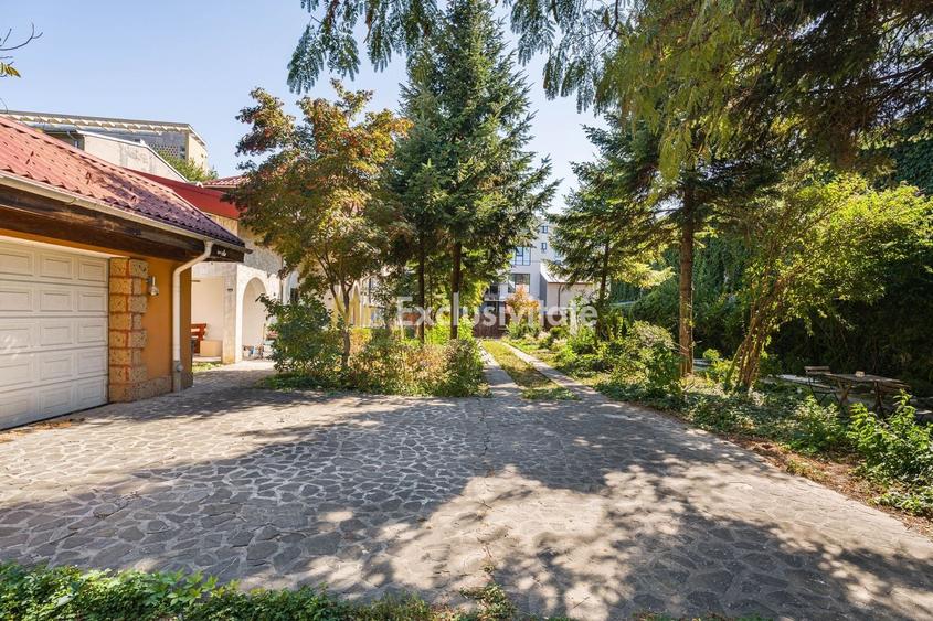 Casă individuală cu 6 camere cu Canalizare în Moșilor
