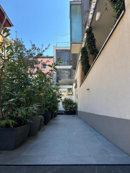 Apartament cu 3 camere semidecomandat, mobilat în Victoriei