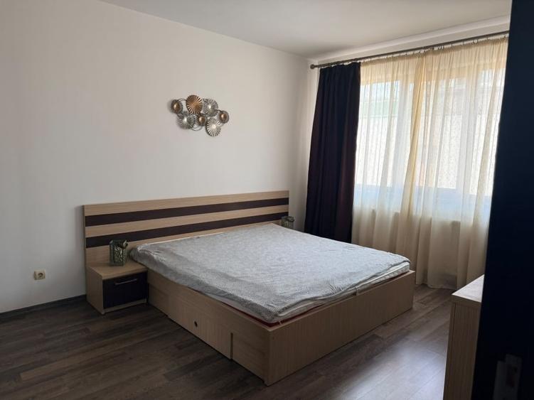 Apartament cu 3 camere decomandat, mobilat în Roșu