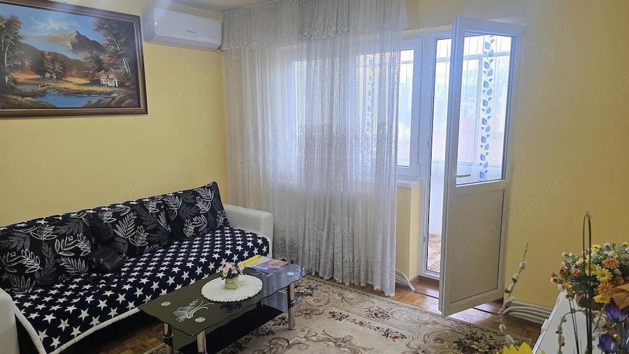 Apartament cu 3 camere semidecomandat în Gojdu