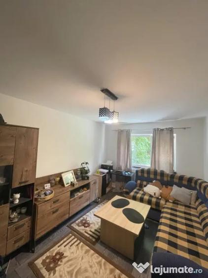 Apartament cu 3 camere decomandat, mobilat în Hotvon
