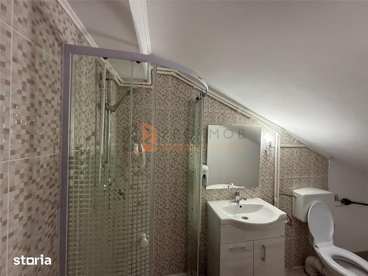 Casă cu 8 camere decomandat cu Teren 30 Mp în Siriu