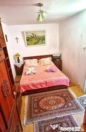 Apartament cu 3 camere semidecomandat în Km 4