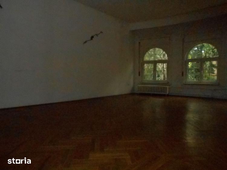 Casă cu 5 camere cu Teren 296 Mp în Tipografilor