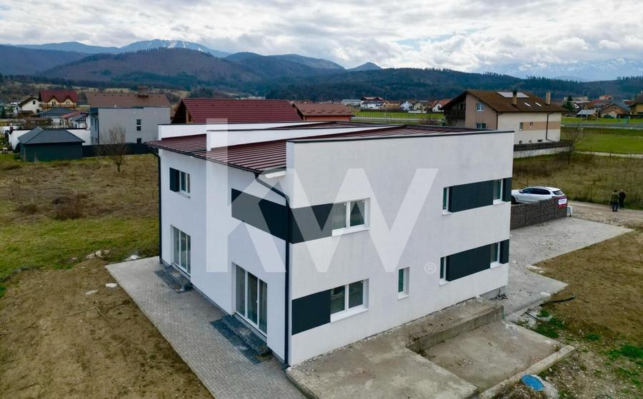 Duplex cu 3 camere cu Canalizare în Cristian