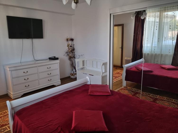 Apartament cu 3 camere semidecomandat în Palazu Mare