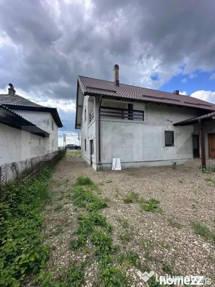 Casă cu 10 camere cu Teren 1200 Mp în Rădăuți