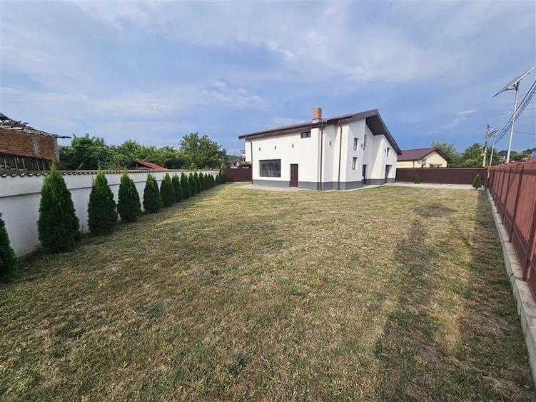 Casă cu 4 camere cu Teren 577.23999023438 Mp în Calea Moinești