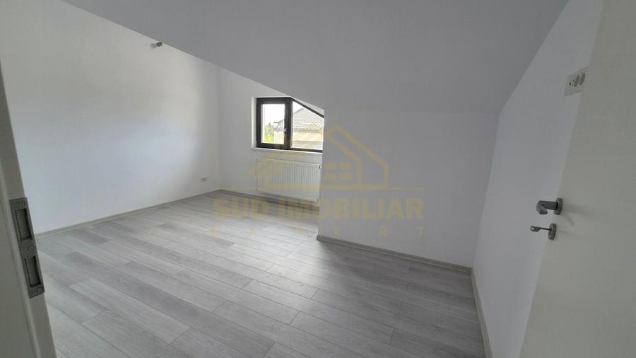 Duplex cu 7 camere cu Canalizare în Central
