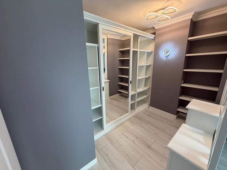 Apartament cu 3 camere decomandat în Drumul Taberei