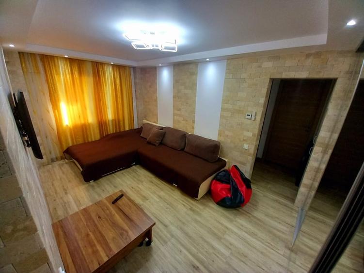 Apartament cu 4 camere decomandat, mobilat în Răcădău