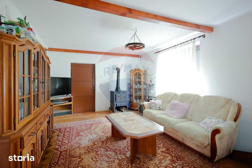 Casă cu 5 camere cu Teren 42283 Mp în Central