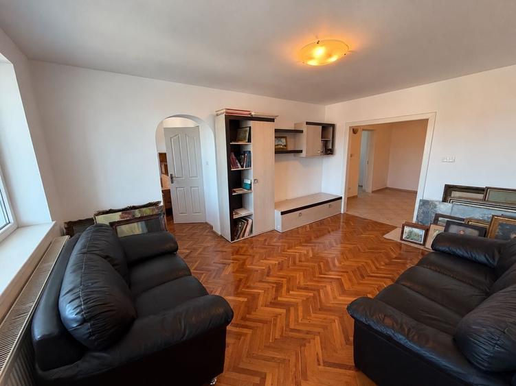 Apartament cu 3 camere semidecomandat în Central