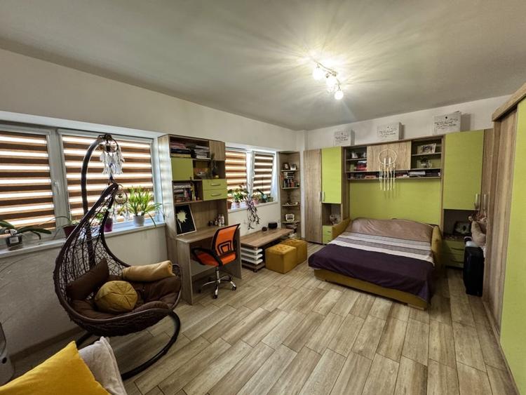 Apartament cu 3 camere decomandat, mobilat în Rovine