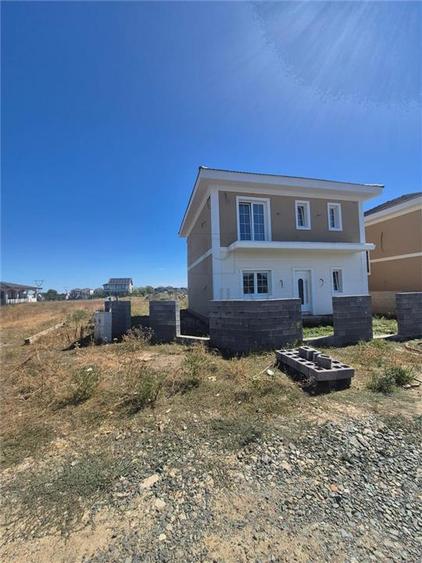 Casa individuala - despartita prin terasa - 4 benzi - zona excelenta - toate uti - 5