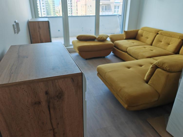 Apartament cu 3 camere semidecomandat în Tractorul