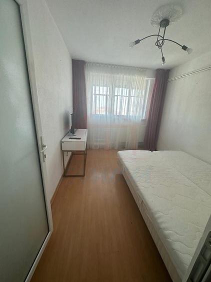 Apartament cu 3 camere decomandat în Micro 20