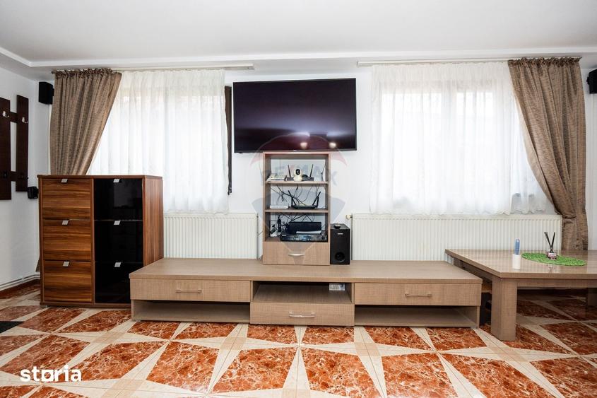 Casă cu 5 camere cu Teren 1600 Mp în Țițești