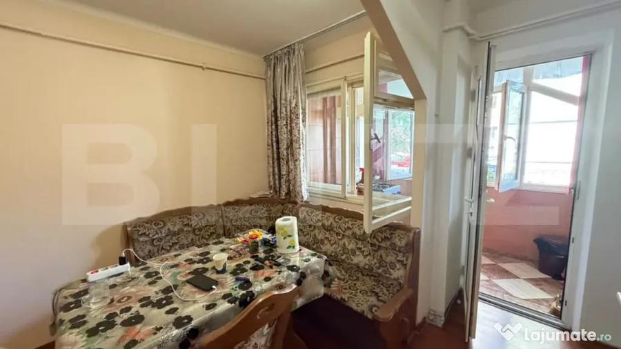 Apartament cu 3 camere semidecomandat în Central