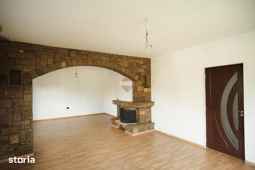 Casă cu 5 camere cu Teren 2000 Mp în Central