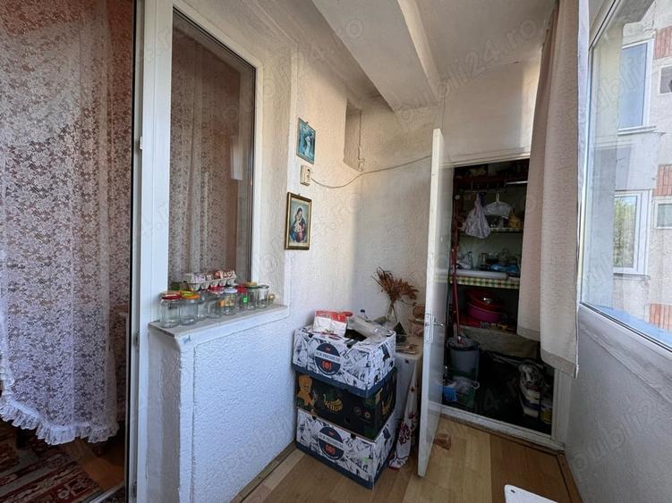 Apartament cu 3 camere decomandat în 22 Decembrie