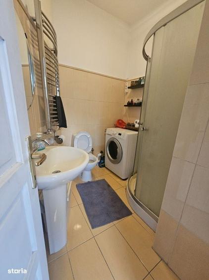 Apartament cu 4 camere decomandat în Victoriei