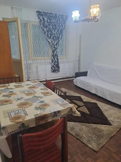 Apartament cu 3 camere decomandat în Craiovița Nouă