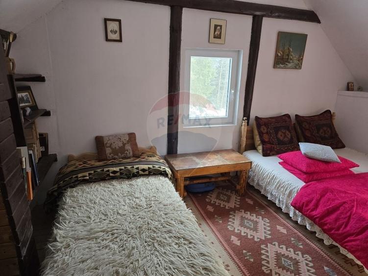 Casă cu 4 camere cu Teren 1166 Mp în Neagra Șarului