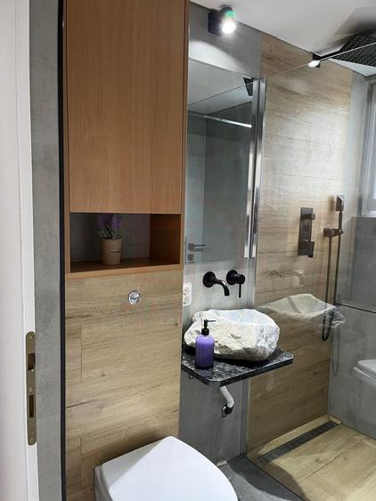 Apartament cu 3 camere semidecomandat, mobilat în Central