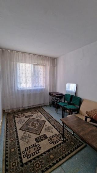 Apartament cu 4 camere semidecomandat în Craiovița Nouă