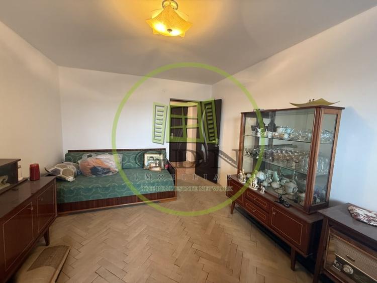 Apartament cu 3 camere decomandat în Calea București