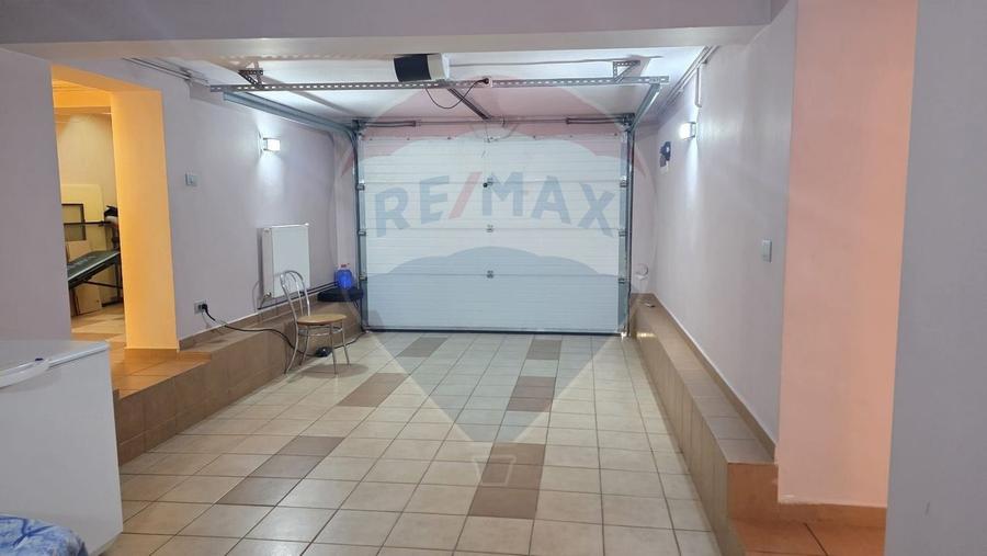 Casă individuală cu 7 camere cu Teren 1371 Mp în Nord-Est