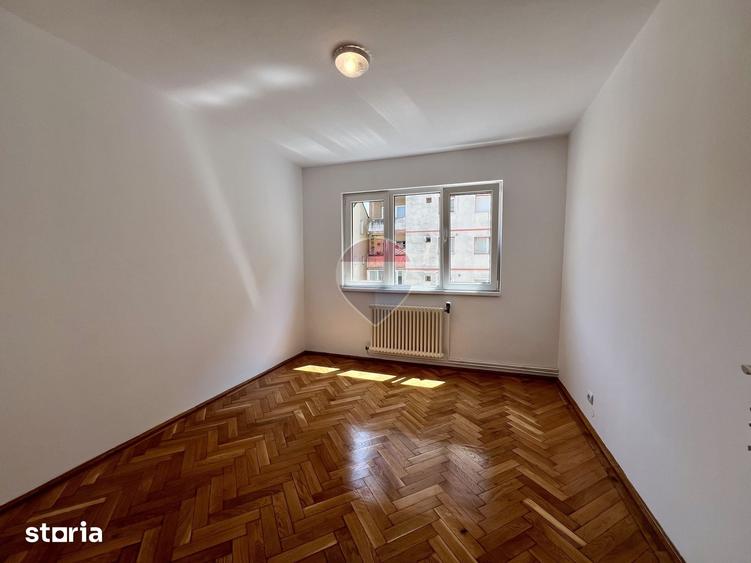 Apartament cu 3 camere decomandat în Vasile Aaron