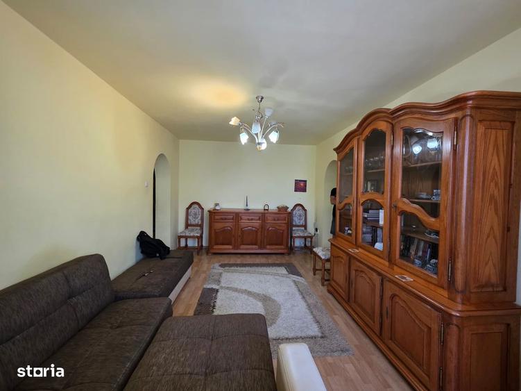 Apartament cu 4 camere semidecomandat în Tătărași