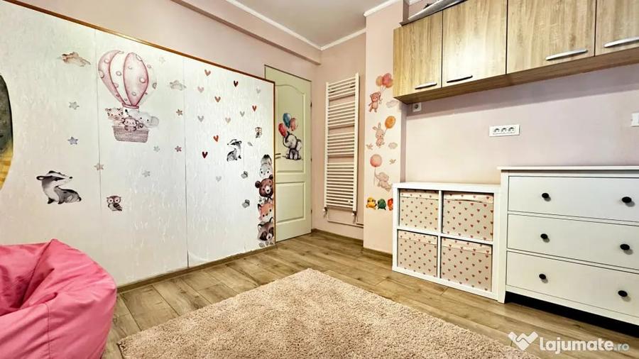 Apartament cu 3 camere decomandat în Far