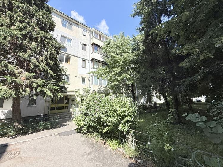 Apartament cu 2 camere semidecomandat, mobilat în Central