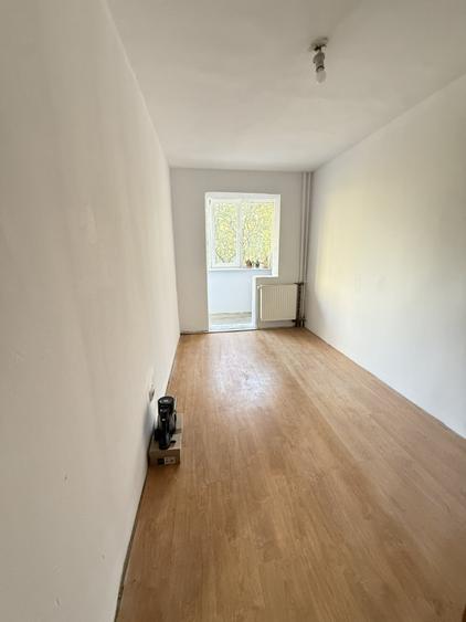 Apartament cu 3 camere semidecomandat în Dacia